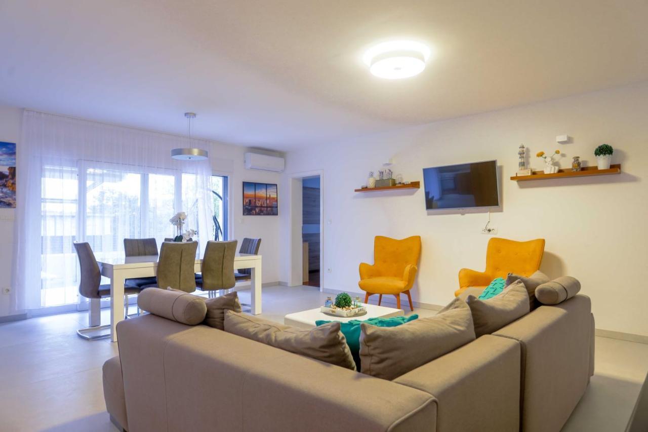 Villa Castelli, Apartment With Pool, Kastela Exterior photo