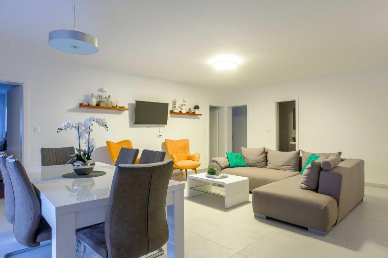 Villa Castelli, Apartment With Pool, Kastela Exterior photo