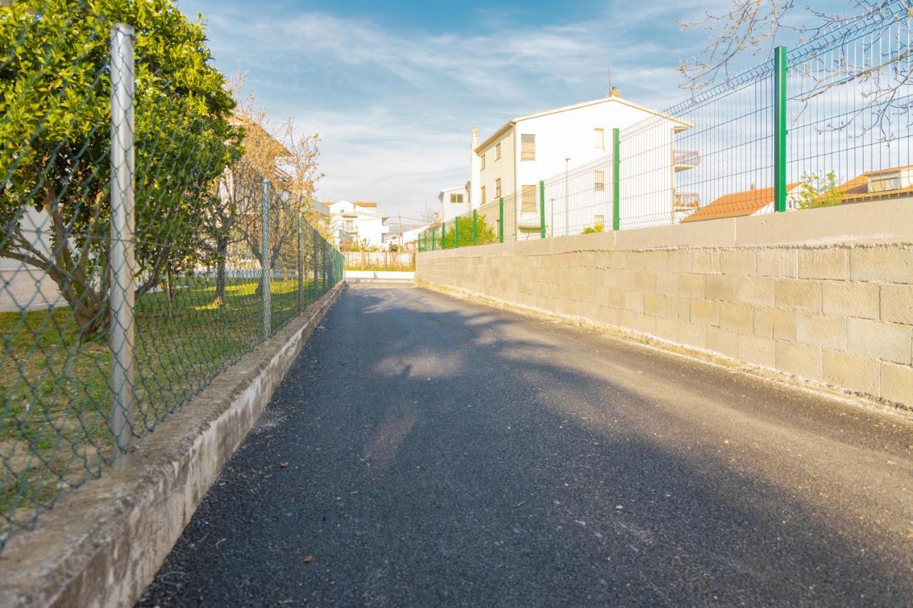 Villa Castelli, Apartment With Pool, Kastela Exterior photo