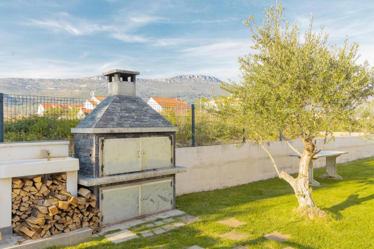 Villa Castelli, Apartment With Pool, Kastela Exterior photo